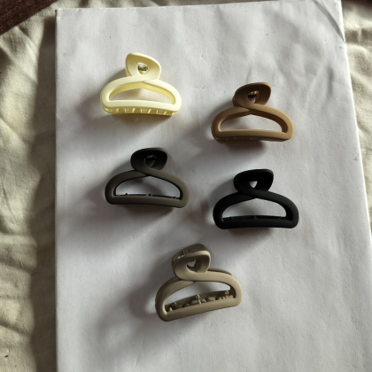 Cross-Knot Claw by Svargifts (₹20 Each | Small Size) Cross-Knot Claw by Svargifts (₹20 Each | Small Size)